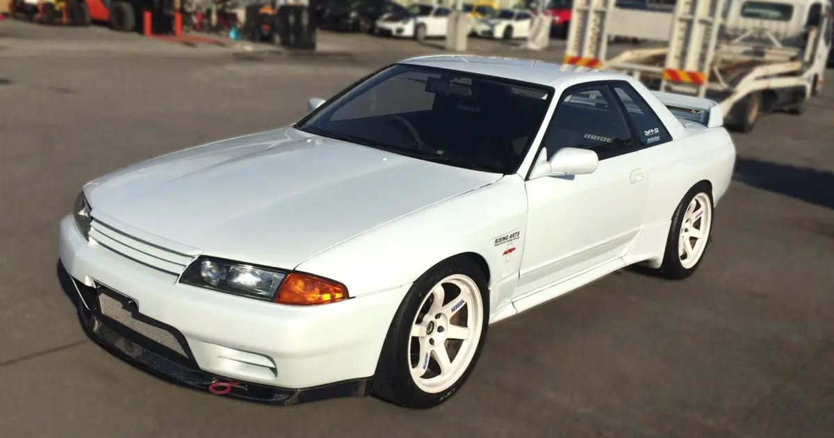 White Nissan Skyline GTR R32